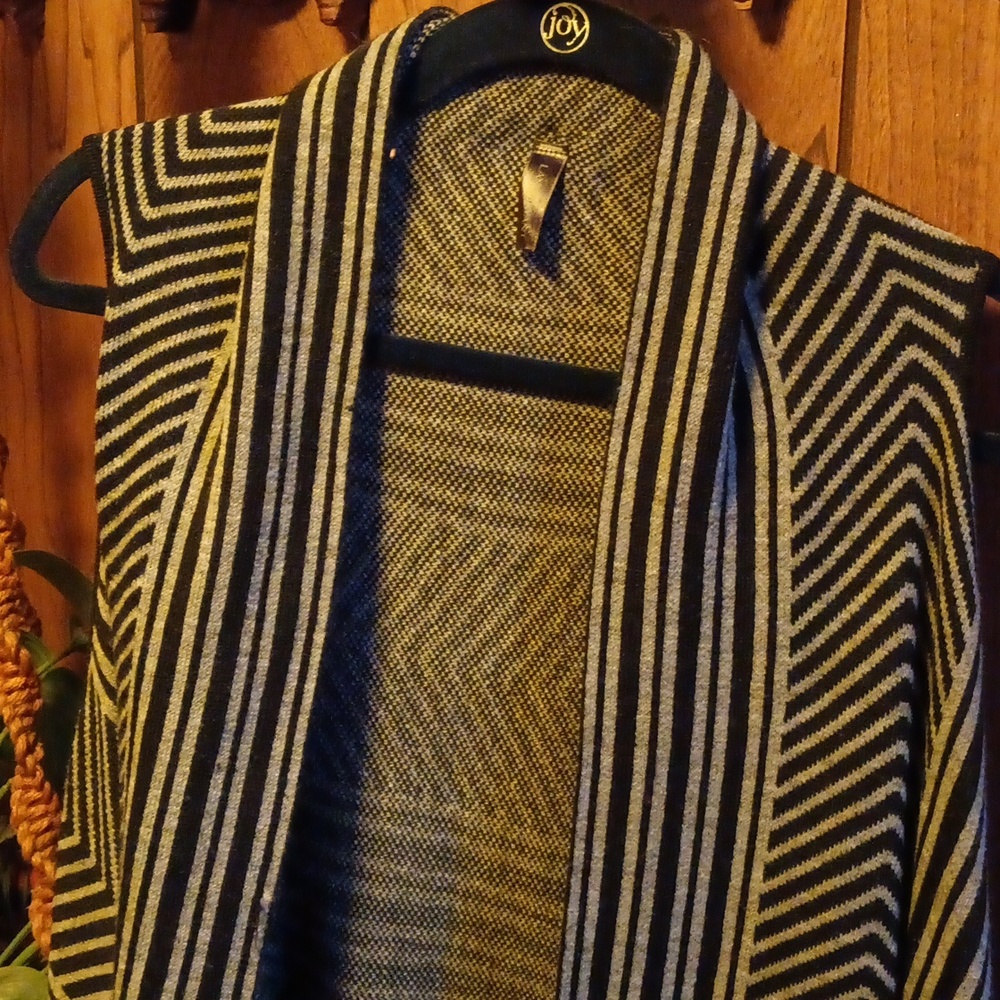 Sleeveless shawl sweater